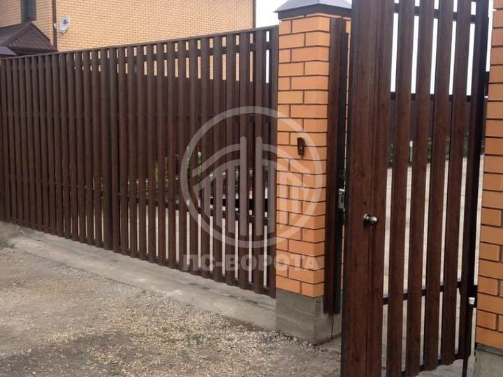 распашные ворота из штакетника для загородного дома