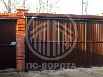 Подвесные откатные ворота из профнастила с калиткой в одном стиле со створкой
