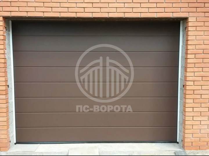 секционные ворота для гаража с заполнением из сэндвич панелей коричневого цвета